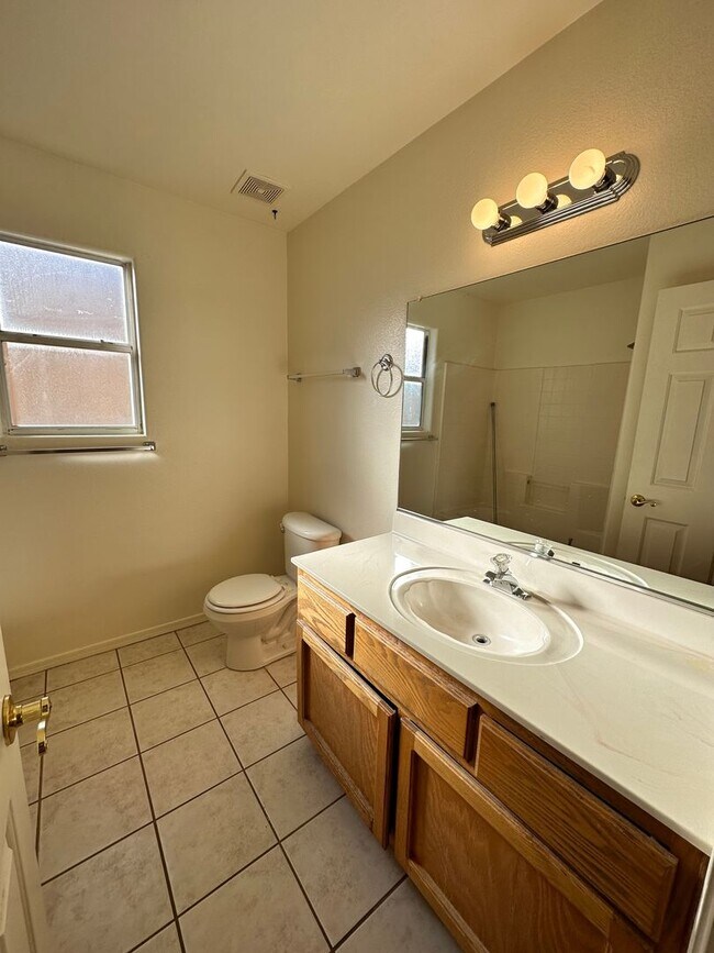 Building Photo - Great 3 Bedroom, 2 Bath Home Centrally located in Kingman!