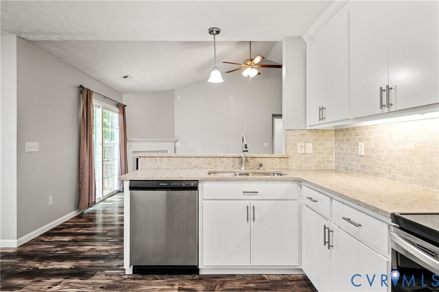 Building Photo - 2099 Yacht Club Rd