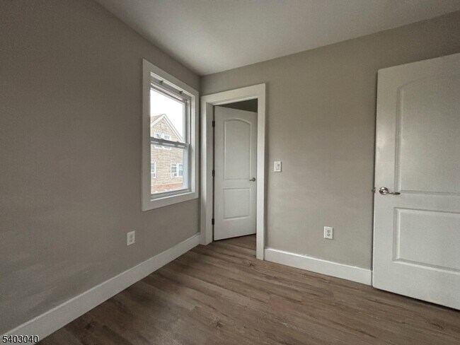 Building Photo - 355 River Dr