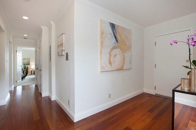 Building Photo - Updated and Bright 2 Bedroom Condo with Wr...