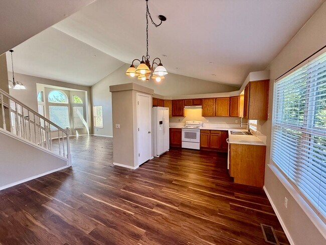 Primary Photo - Large Springs Ranch 5 bedroom Close to Pow...