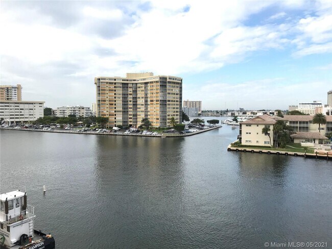 Building Photo - 1817 S Ocean Dr