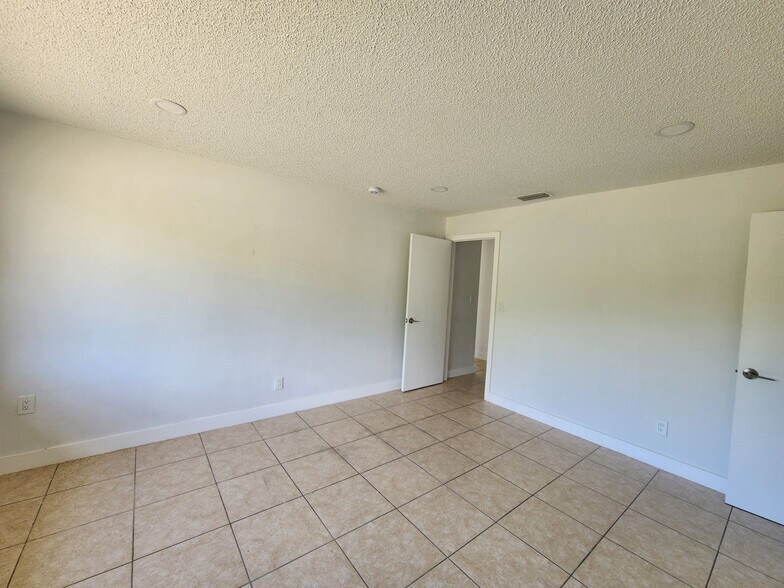 Building Photo - REMODELED 2 bedroom 2 bathroom in NE Cape Coral