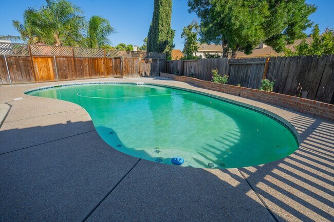 Building Photo - BEAUTIFUL 4 BEDROOM HOME WITH SWIMMING POOL!