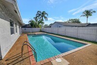 Building Photo - 9632 Saddlebrook Dr