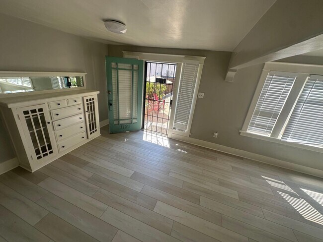 Interior Photo - 1117-1123 E. Appleton St