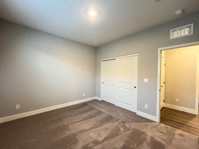 Building Photo - *** MOVE-IN SPECIAL*** BRAND NEW 4 bedroom with In-law suit 3 bath home located in Henderson, NV!