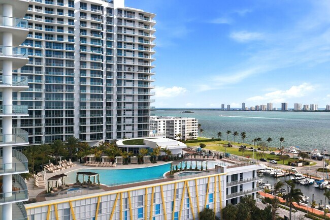 Building Photo - 220 Lake Shore Dr