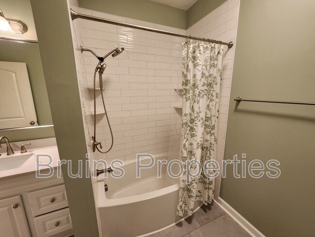 Building Photo - 7104 W Friendly Ave