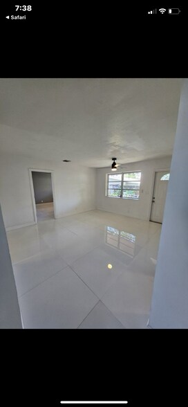 Building Photo - 4920 SW 28th Ter