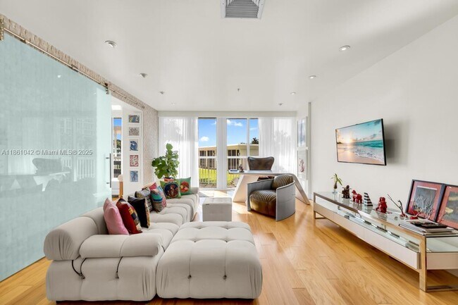 Primary Photo - 10275 Collins Ave