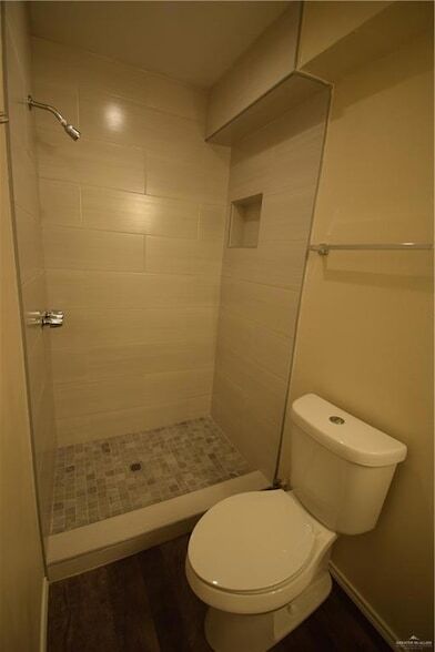 Building Photo - 904 W 31st St