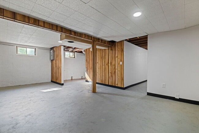 Building Photo - 1122 Roxton Dr