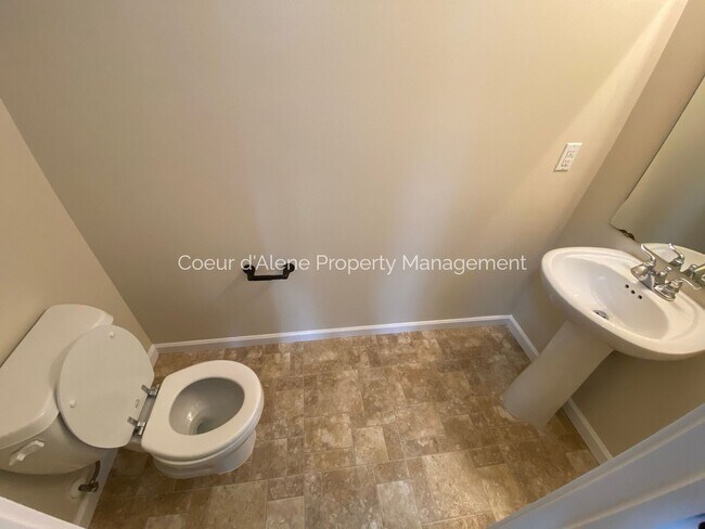 Building Photo - 3 bed, 2.5 bath house in The Landings