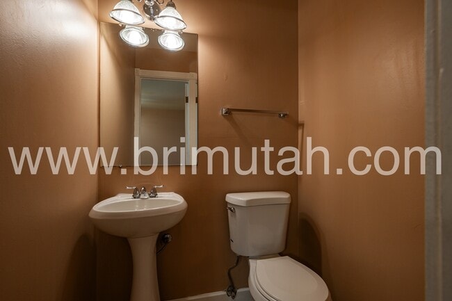 Building Photo - 1561 E 4945 S