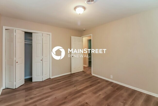 Building Photo - 3 Bedroom Pet-Friendly Home in Kansas City, MO with Main Street Renewal
