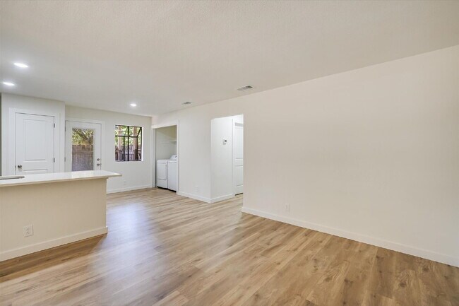 Building Photo - "Charming 2-Bed Retreat in Georgetown – Cozy 768 Sq Ft Haven!"