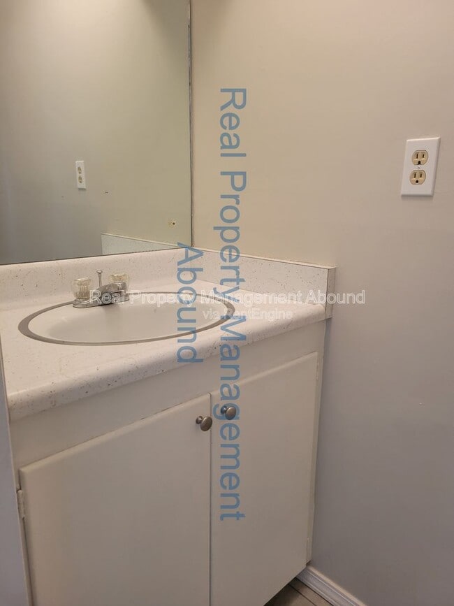 Building Photo - 1415 S New Haven Ave