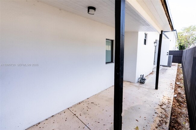 Building Photo - 2100 SW 6th St