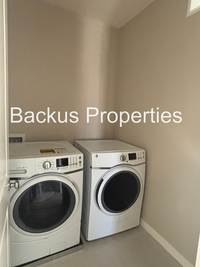 Building Photo - Three Bedroom Home in Hollister