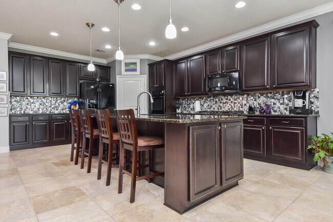 Building Photo - 1111 Majestic Oak