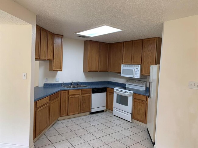 Building Photo - 1033 Silverstone Ln