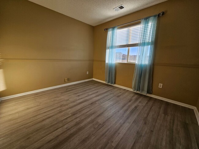 Building Photo - Charming House 3 Beds 2 1/2 Baths 2 Living...