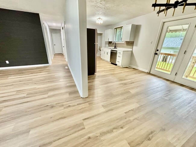 Building Photo - 3 Bedroom Ranch for Rent!
