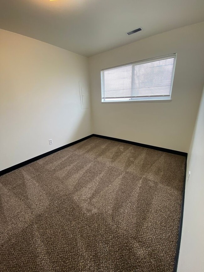 Building Photo - 1208-1210 Vandenberg Ave