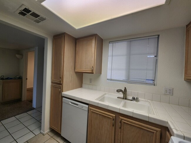 Building Photo - Beautiful 2 Bedroom, 2 Bath Condo in Summerlin