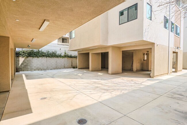 Building Photo - Newly built 4 bed/4 bath townhome in a 6-u...