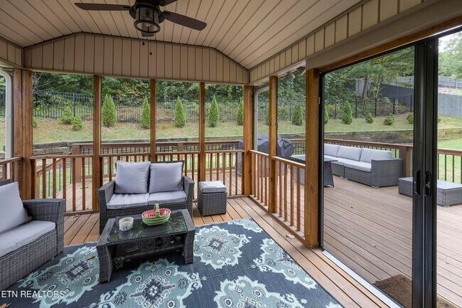 Building Photo - Luxury 5 Bedroom West Knox Home