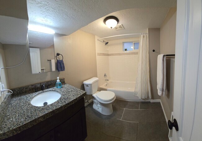 Building Photo - 864 E 200 S