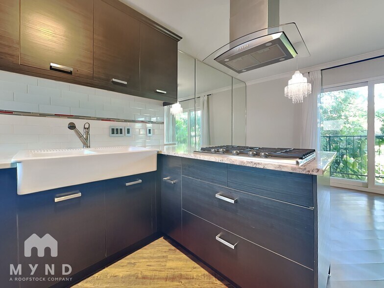 Building Photo - 8211 Katy Fwy