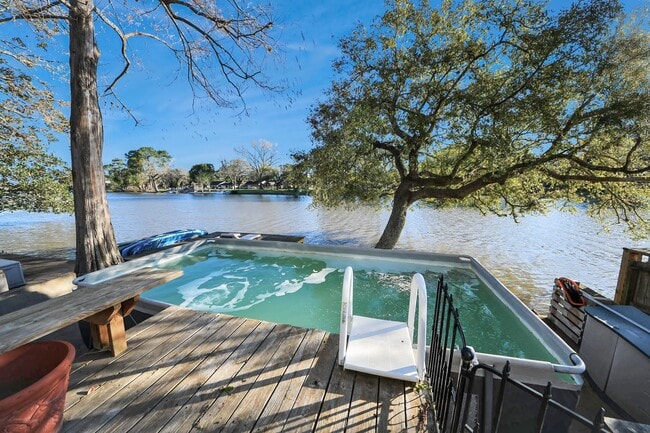 Building Photo - 411 Venice St