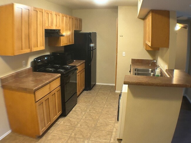 Building Photo - Beautiful 2 bedroom 2 bathroom condo (Avai...