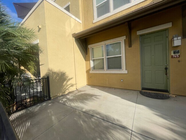 Building Photo - Tri-level 3 bedroom 3.5 bathroom townhouse...