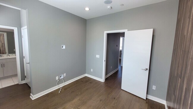 Building Photo - Available! Modern Tri-Level Smart Townhome – Montebello South 1/2 Months FREE