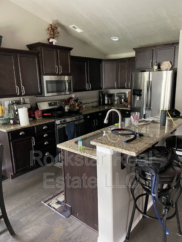 Building Photo - 1327 N Rogue River St