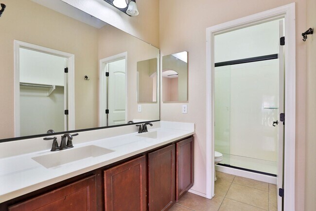 Building Photo - 3 bed/2.5 bath Condo in Gilbert’s Lofts in...