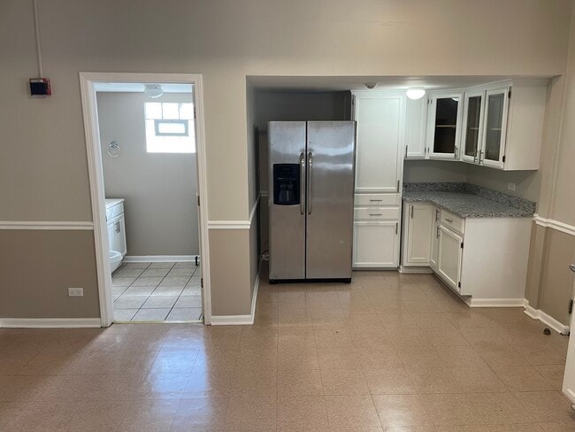 Building Photo - 714 Broadway Ave