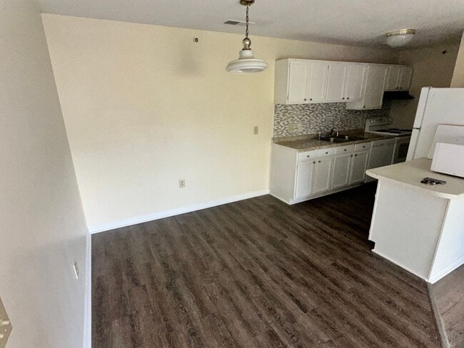 Building Photo - FALL SPECIAL-1/2 Off 2nd Mo! Lovely Condo,...