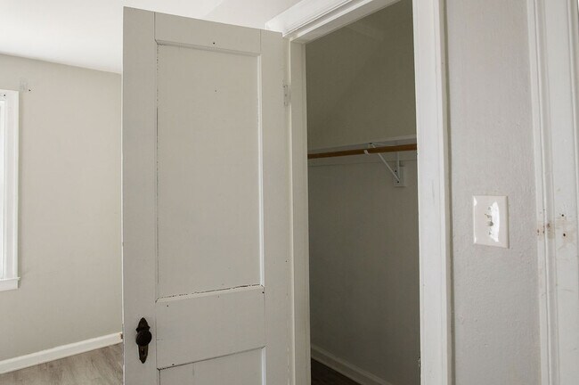 Building Photo - 331 Sandhurst Dr