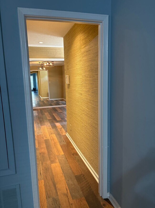 Building Photo - Charming home!