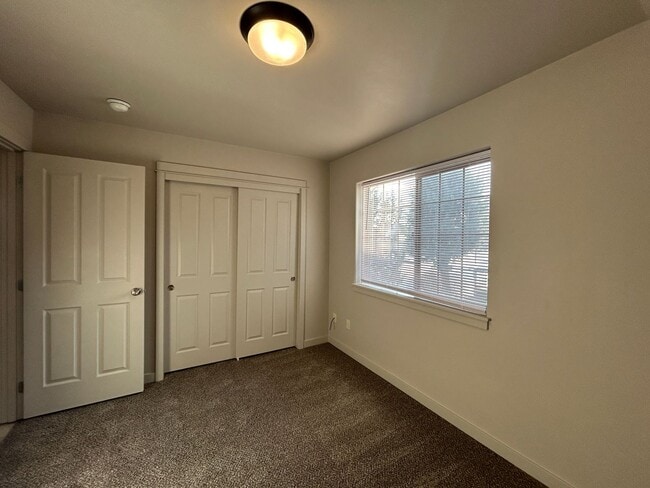 Building Photo - NE Bend Upstairs Apartment - PENDING APPLICATION