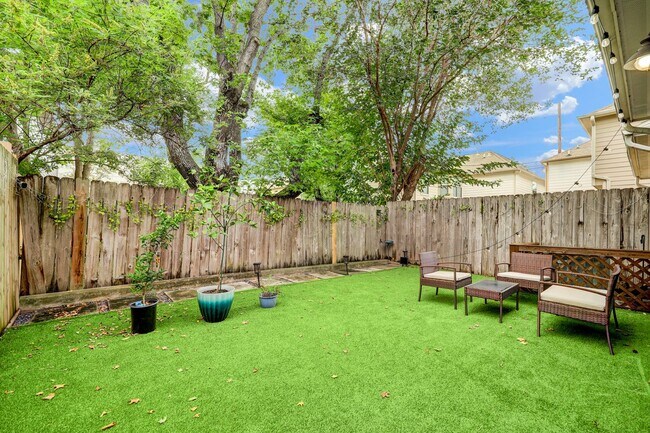Building Photo - 3-Bed Houston Heights Gem with Private Tur...