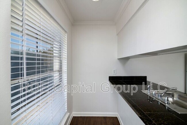 Building Photo - 2816 Throckmorton St
