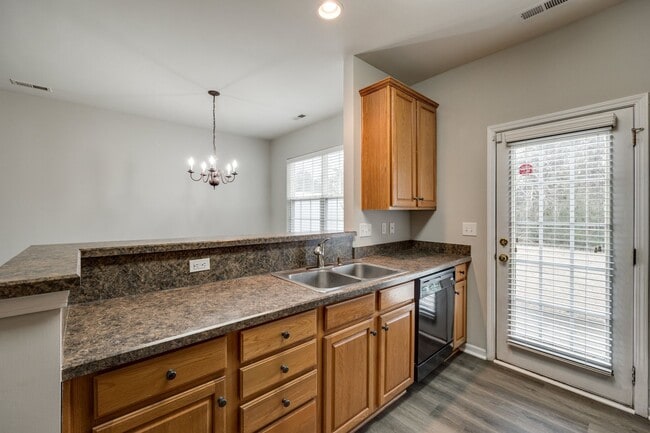 Building Photo - Location, Location, Location! 3 Bedroom 2....