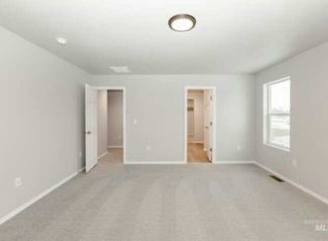 Building Photo - 672 S Blackfoot