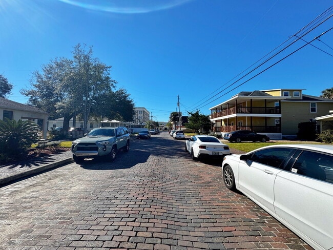 Building Photo - Available 06/15/2026! 2 BR/1 BA Downtown Apartment! Walk Everywhere!